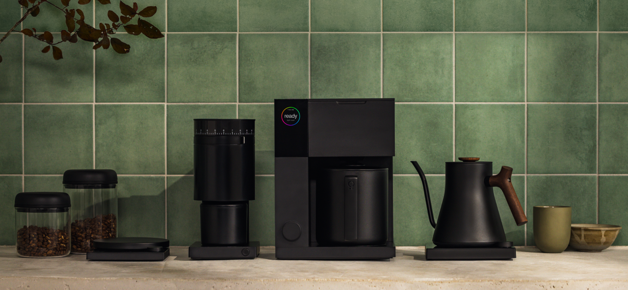 Productos de café Fellow sobre una mesa con azulejos verdes